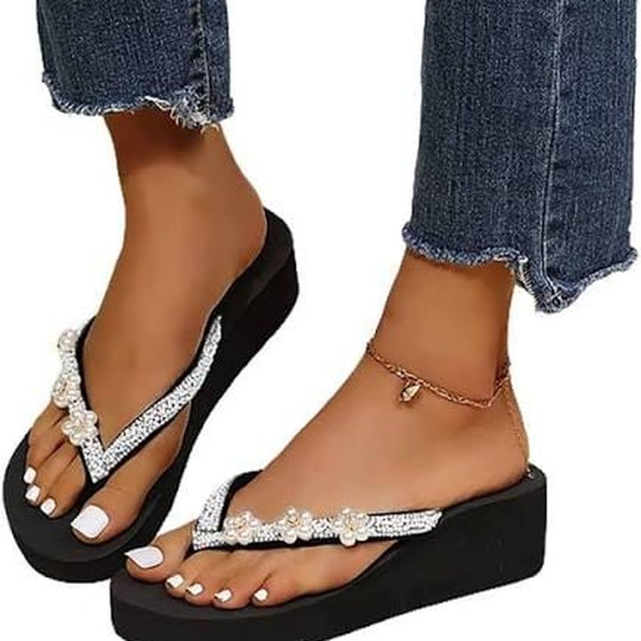 Infradito nero con zeppa e fascia decorata con strass e perle
