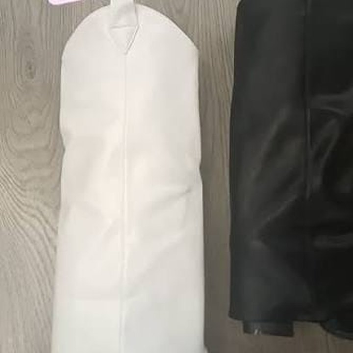 Stivali alti con risvolto, uno bianco e uno nero
